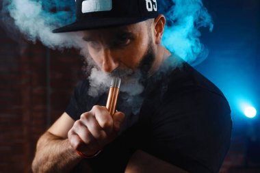 Adam vaping elektronik sigara