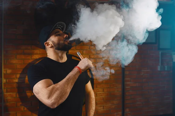 Uomo vaporizzare una sigaretta elettronica — Foto Stock