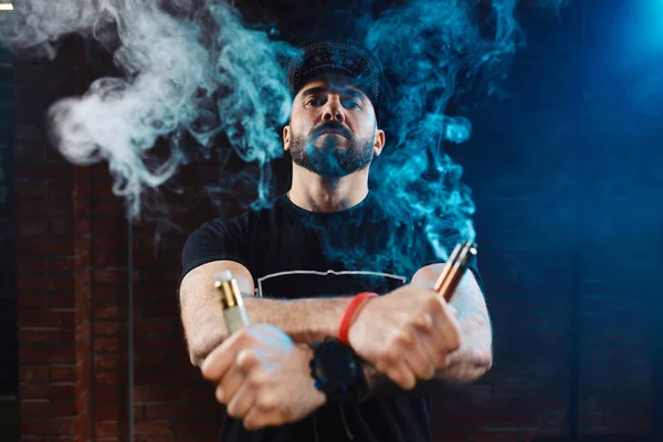 Homem vaping um cigarro eletrônico — Fotografia de Stock