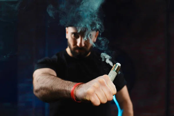 Mannen vaping en elektronisk cigarett — Stockfoto