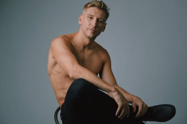 Stüdyoda poz kas yakışıklı genç