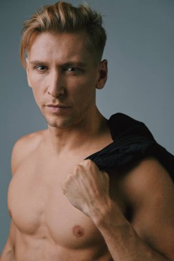 Stüdyoda poz kas yakışıklı genç