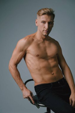 Stüdyoda poz kas yakışıklı genç