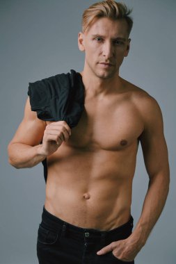Stüdyoda poz kas yakışıklı genç