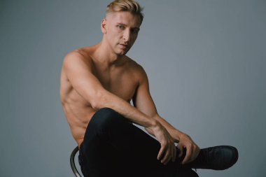 Stüdyoda poz kas yakışıklı genç