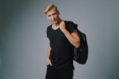 Stüdyoda poz sarışın yakışıklı genç