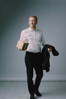 Stüdyoda poz sarışın yakışıklı genç