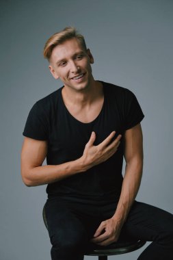 Stüdyoda poz sarışın yakışıklı genç