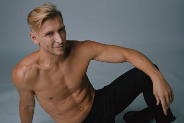 Stüdyoda poz kas yakışıklı genç