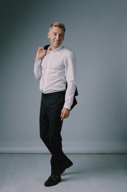 Stüdyoda poz sarışın yakışıklı genç