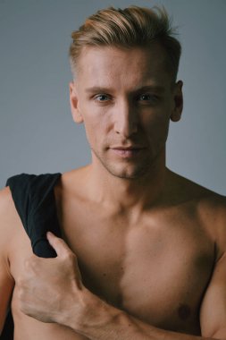 Stüdyoda poz kas yakışıklı genç