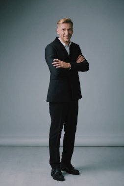 Stüdyoda poz sarışın yakışıklı genç