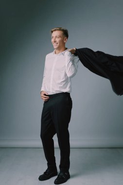 Stüdyoda poz sarışın yakışıklı genç