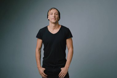 Stüdyoda poz sarışın yakışıklı genç