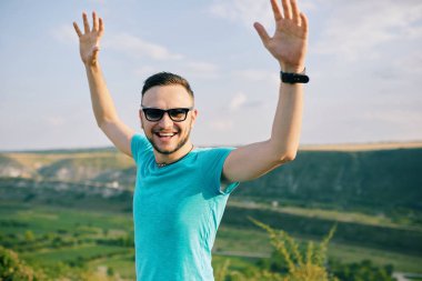 Gülümseyen ve güneşli yaz günü zevk genç adam