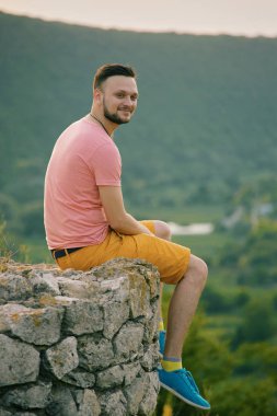 Gülümseyen ve güneşli yaz günü zevk genç adam