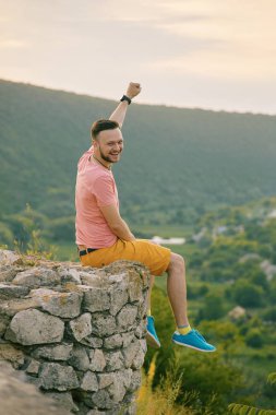 Gülümseyen ve güneşli yaz günü zevk genç adam