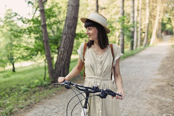 Mladá žena přírodní pozadí s kole — Stock fotografie