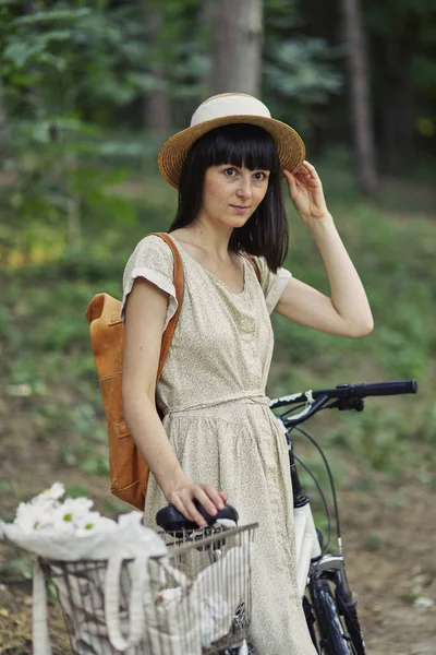 自転車で自然背景に若い女性 — ストック写真