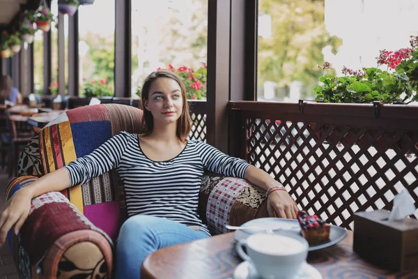 Jonge vrouw zitten binnen in stedelijke café — Stockfoto