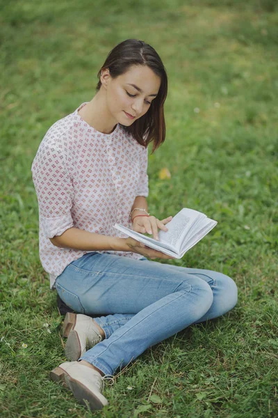 Aranyos fiatal nő elolvasta a könyvet — Stock Fotó
