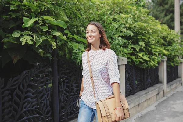 Chica bonita está caminando en la ciudad — Foto de Stock