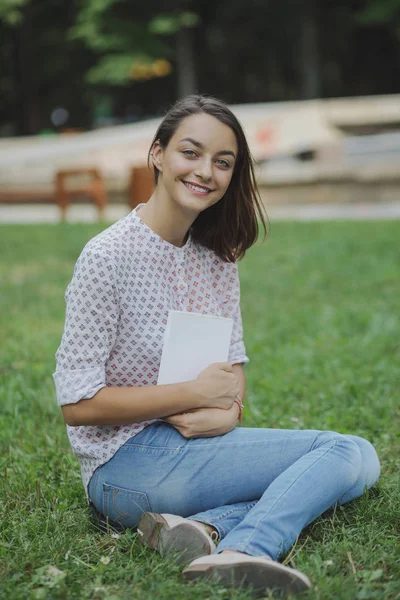 Söt ung kvinna läsa boken — Stockfoto