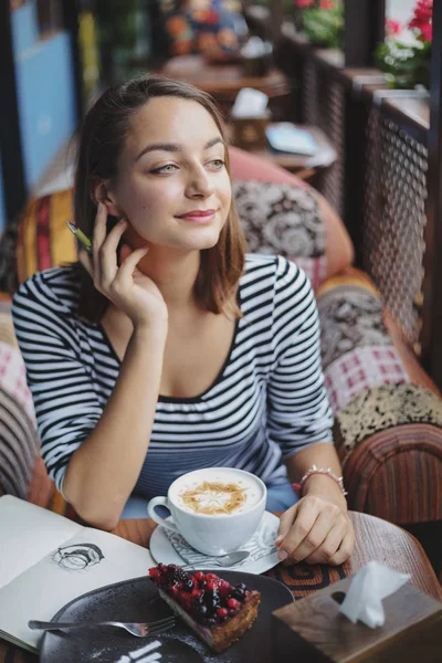 屋内都市のカフェに座っていた若い女性 — ストック写真
