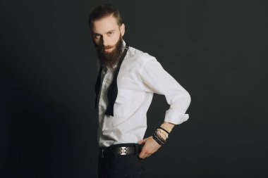 Hippi tarzı sakallı adam