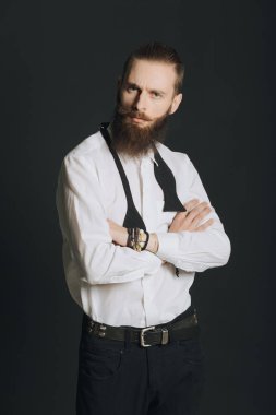 Hippi tarzı sakallı adam