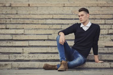 Sokakta yürüyen hipster adam