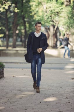Sokakta yürüyen hipster adam