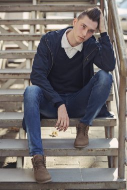 Sokakta yürüyen hipster adam