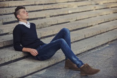 Sokakta yürüyen hipster adam