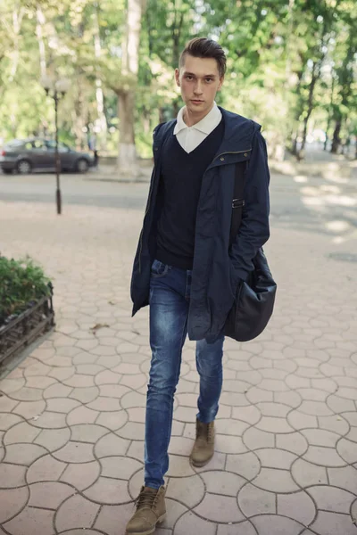 Hipster hombre caminando en las calles —  Fotos de Stock