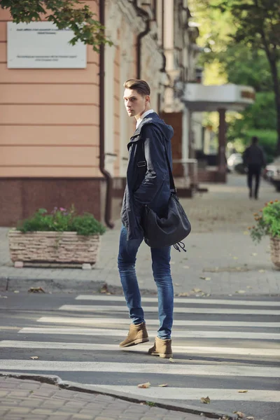 Hipster man walking na ulicach — Zdjęcie stockowe