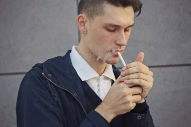 Sokakta yürüyen hipster adam