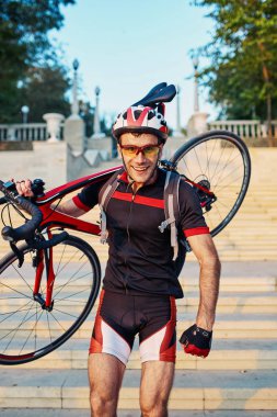 Genç ve enerjik bisikletçi Park