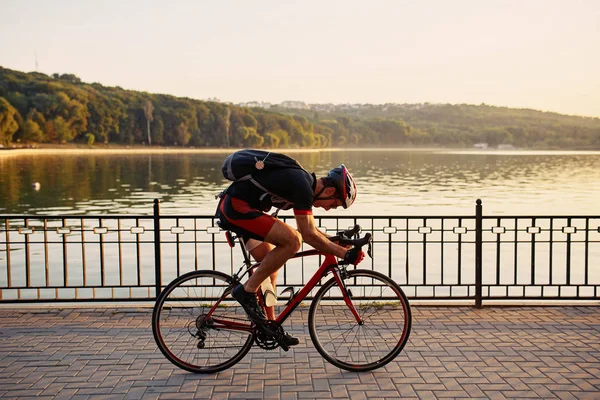 Νέος και ενεργητικός ποδηλάτη στο πάρκο — Φωτογραφία Αρχείου