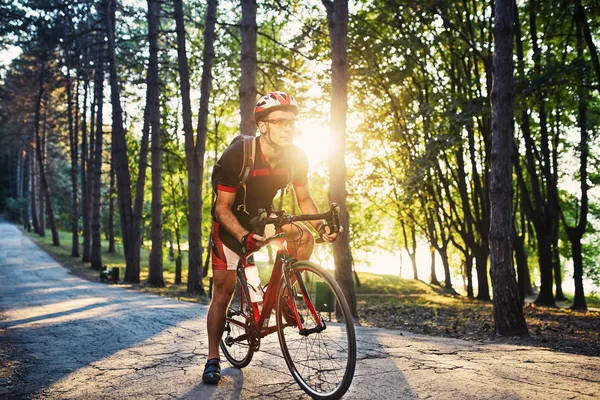 Ung och energisk cyklist i parken — Stockfoto