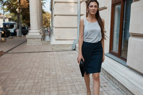 Moda bonita mujer caminando por las calles de la Ciudad Vieja — Foto de Stock