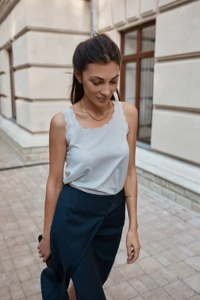 Mode hübsche Frau zu Fuß durch die Straßen der Altstadt — Stockfoto