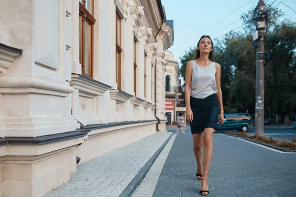 Модная симпатичная женщина, гуляющая по улицам Старого города — стоковое фото
