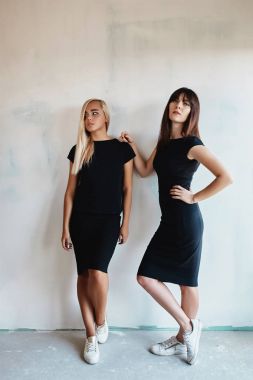 İki güzel kadın siyah elbise kapalı