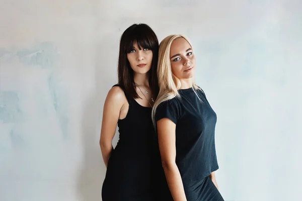 Dwa ładna kobieta w czarnej sukni kryty — Zdjęcie stockowe