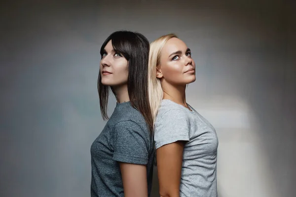 Dos mujeres guapas en la sala de luz — Foto de Stock