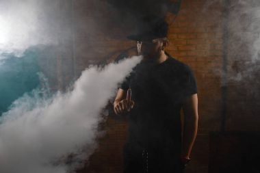 Adam vaping elektronik sigara