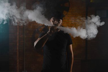 Adam vaping elektronik sigara
