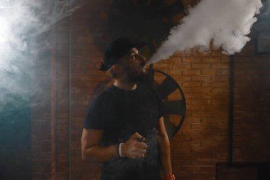 Adam vaping elektronik sigara