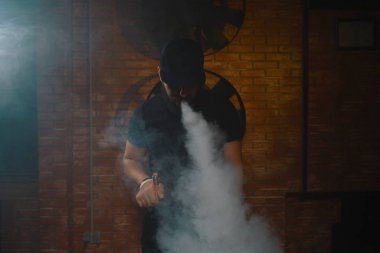 Adam vaping elektronik sigara